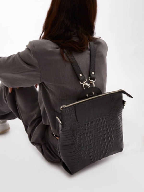 Mochila & cartera Sur tamaño mediano.  Cuero 100% genuino Argentino, color negro.