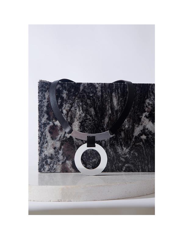 Mies es una colección minimalista que tiene un efecto maximalista en tu guardarropa.