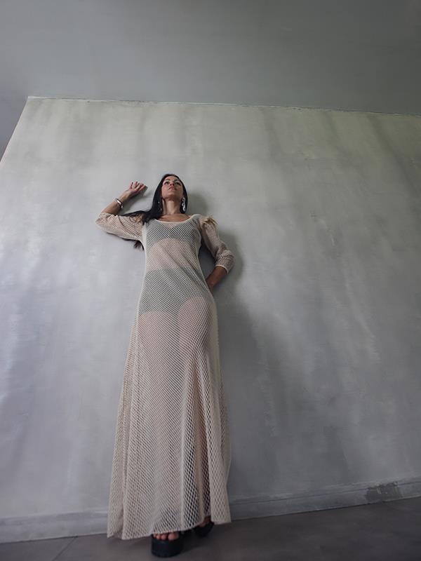 Vestido largo en tela red.