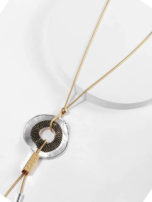 Collar con gran dije circular como protagonista.