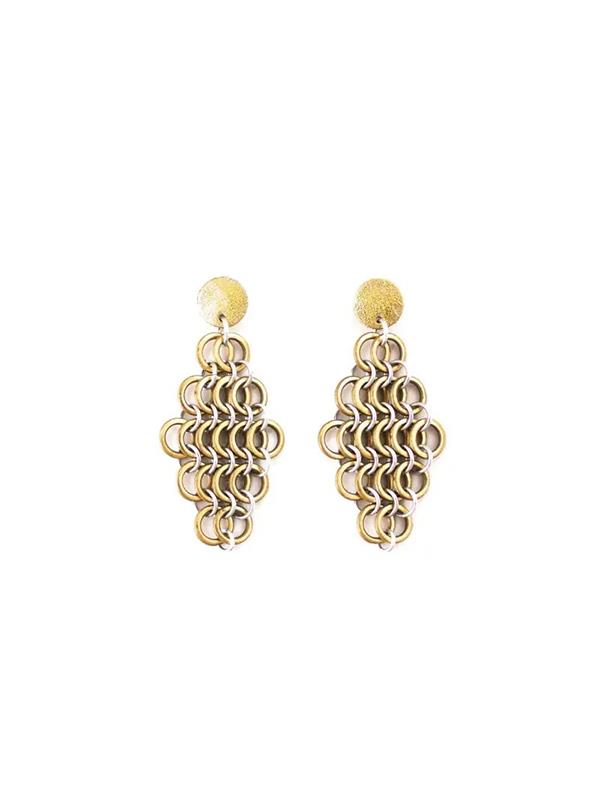 Pieza realizada con anillos plásticos reutilizables – fabricados exclusivamente para nuestra marca- metalizados por termofusión y argollas de aluminio anodizado, hecho a mano.